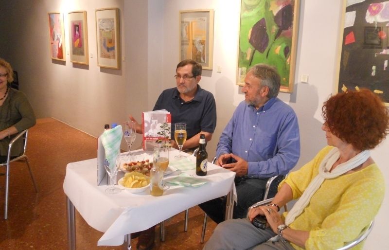 Martí Rom explica el seu nou llibre als assistents al berenar. FOTO: Edurne Garmendia