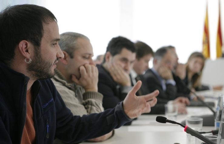Ignasi Bea parla al ple al costat del seu company de partit i els regidors del PSC FOTO: Artur Ribera