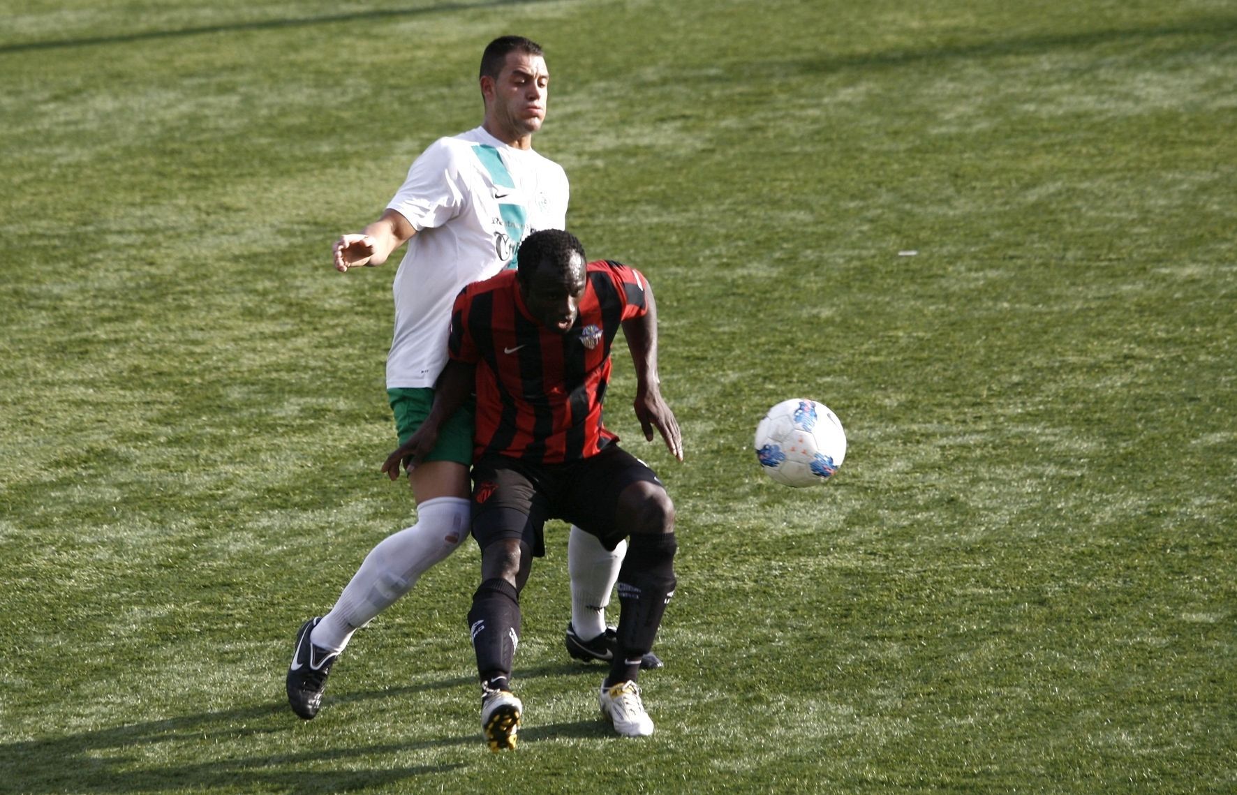 Djailson, en una acció del partit d'anada. FOTO: Esther Naval