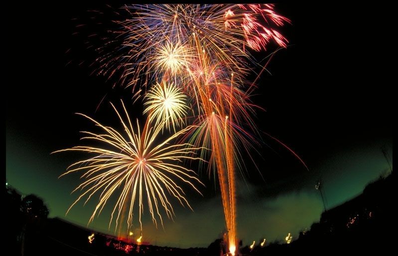 Els focs artificials i els petards són tradicionals per les revetlles de Sant Joan i Sant Pere a Sant Cugat. FOTO: Cedida.