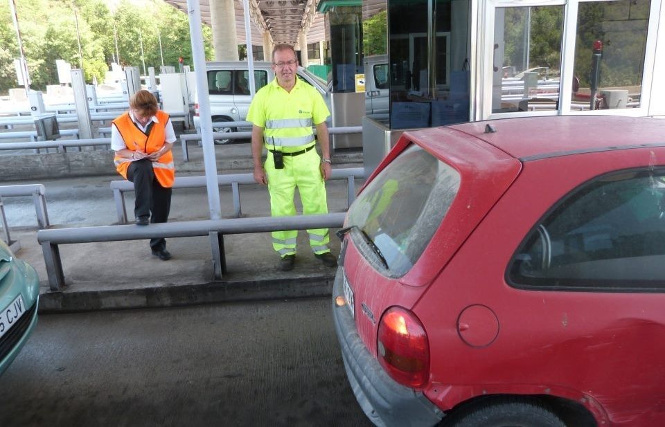 Els treballadors del peatge apuntaven la matrícula als conductors que feien un #novullpagar. FOTO: Bernat Bella