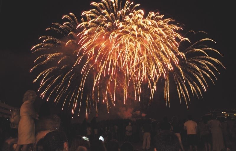 La nit de Sant Joan es tiren molts petards. FOTO: Artur Ribera