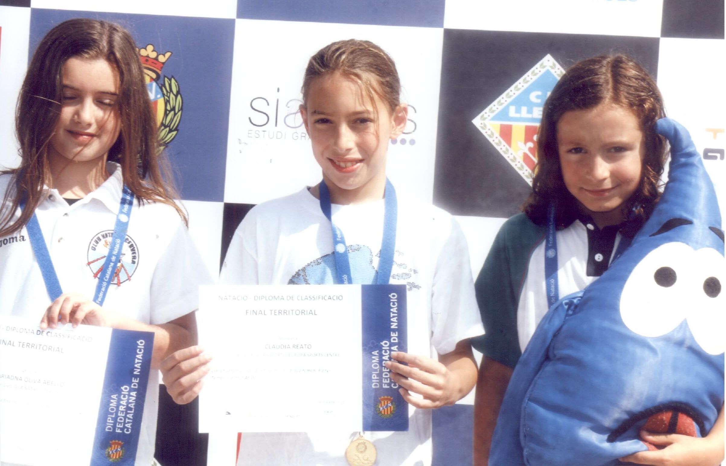 Claudia Reato al centre de la imatge, també de l'escola Europa, ha guanyat la prova dels 50 metres braça de la Final Territorial dels Jocs Esportius Escolars de Catalunya. FOTO: Cedida