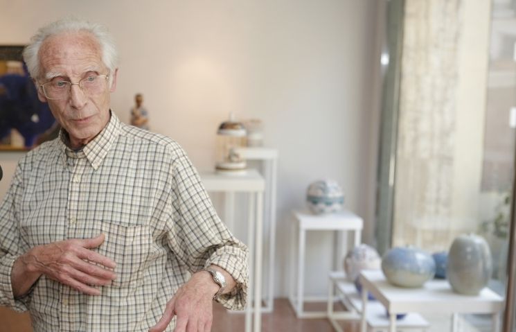 El pare Xavier Morell presentant la seva col·lecció d'obres aquest dilluns 25 de juny. FOTO: Artur Ribera 