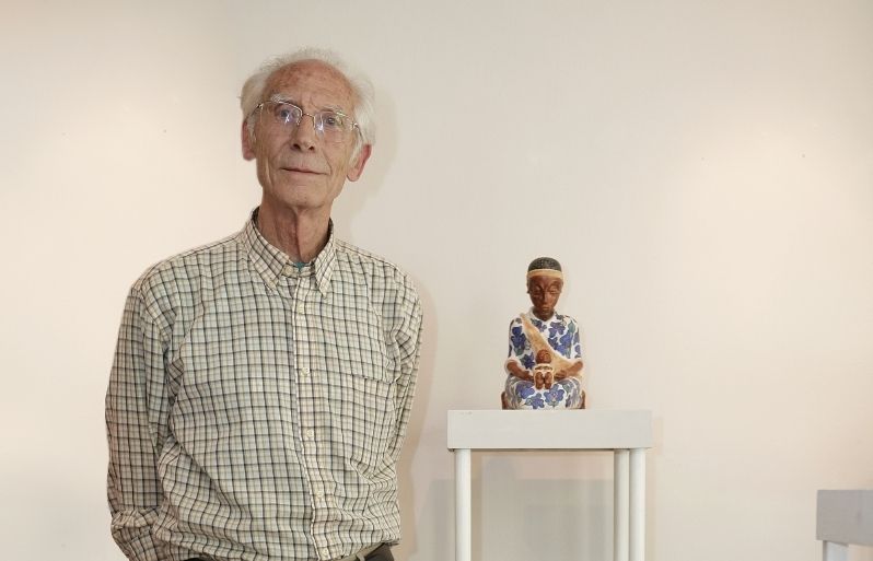 Morell al costat d'una de les seves obres preferides, una noia tutsi ruandesa. FOTO: Artur Ribera