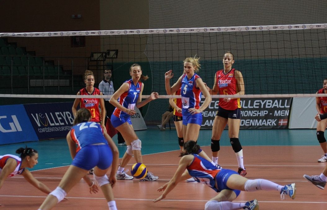 Raquel Brun, la primera jugadora espanyola a l'esquerra, en el partit davant Sèrbia. FOTO: Cedida