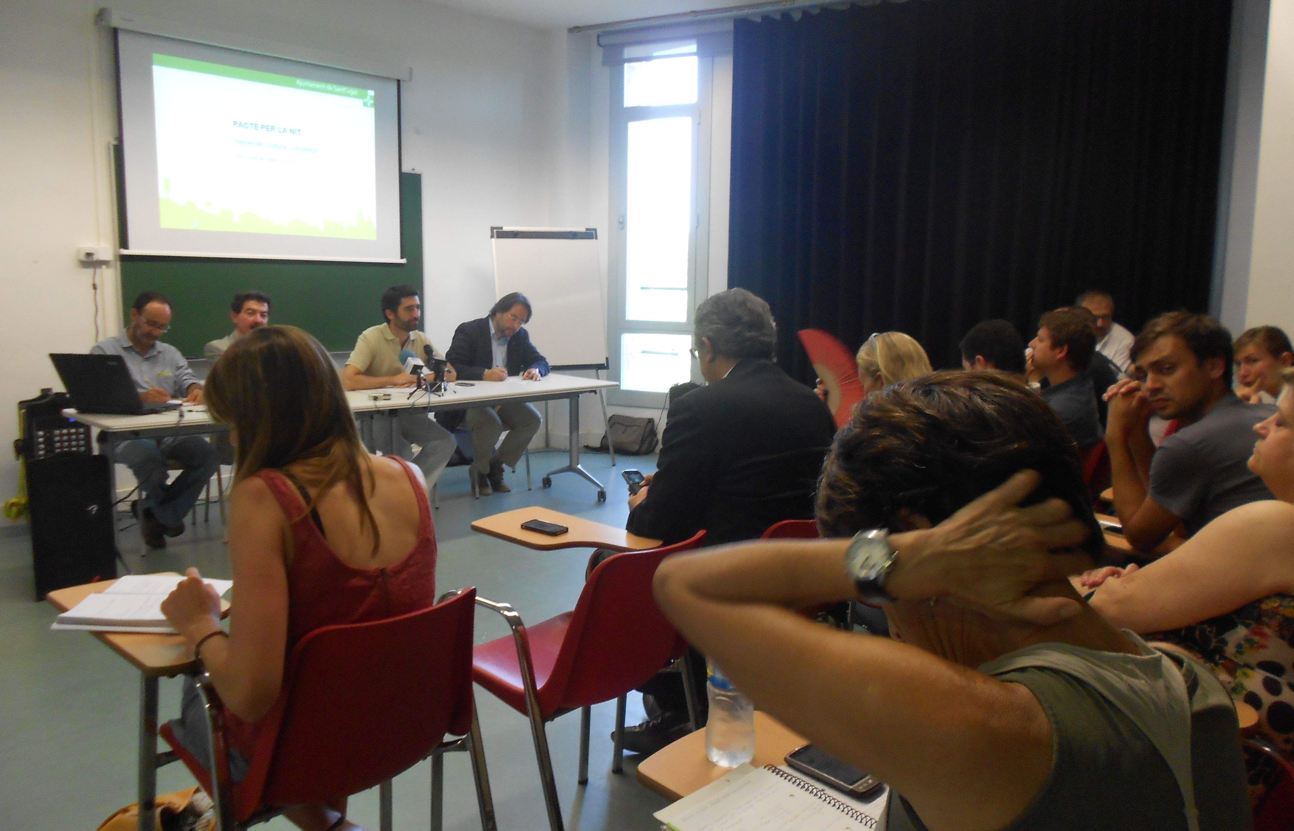 Els representants veïnals del centre han participant activament durant el torn de preguntes. FOTO: Alba Guerrero