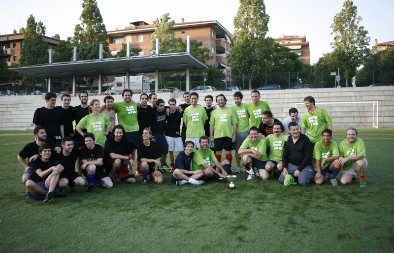 Fotografia de família dels dos equips després del partit de l'edició del 2011. FOTO: Esther Naval