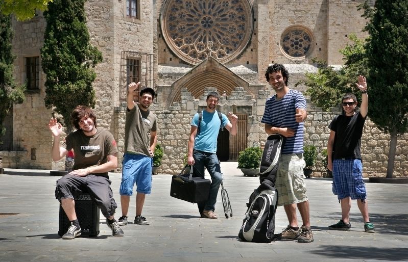 Cinc dels vuit membres de Txarango, visitant Sant Cugat. FOTO: Artur Ribera