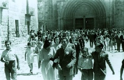 shi organitzaven els concerts de les orquestres. La gent gairebé no cabia a la plaça. Acudien als concerts com una cosa obligada per tradició. 
