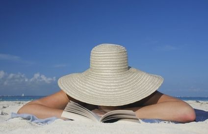 Una nota ultrafemenina de corall intens en les ungles i en els llavis accentua lelegància dels tons naturals