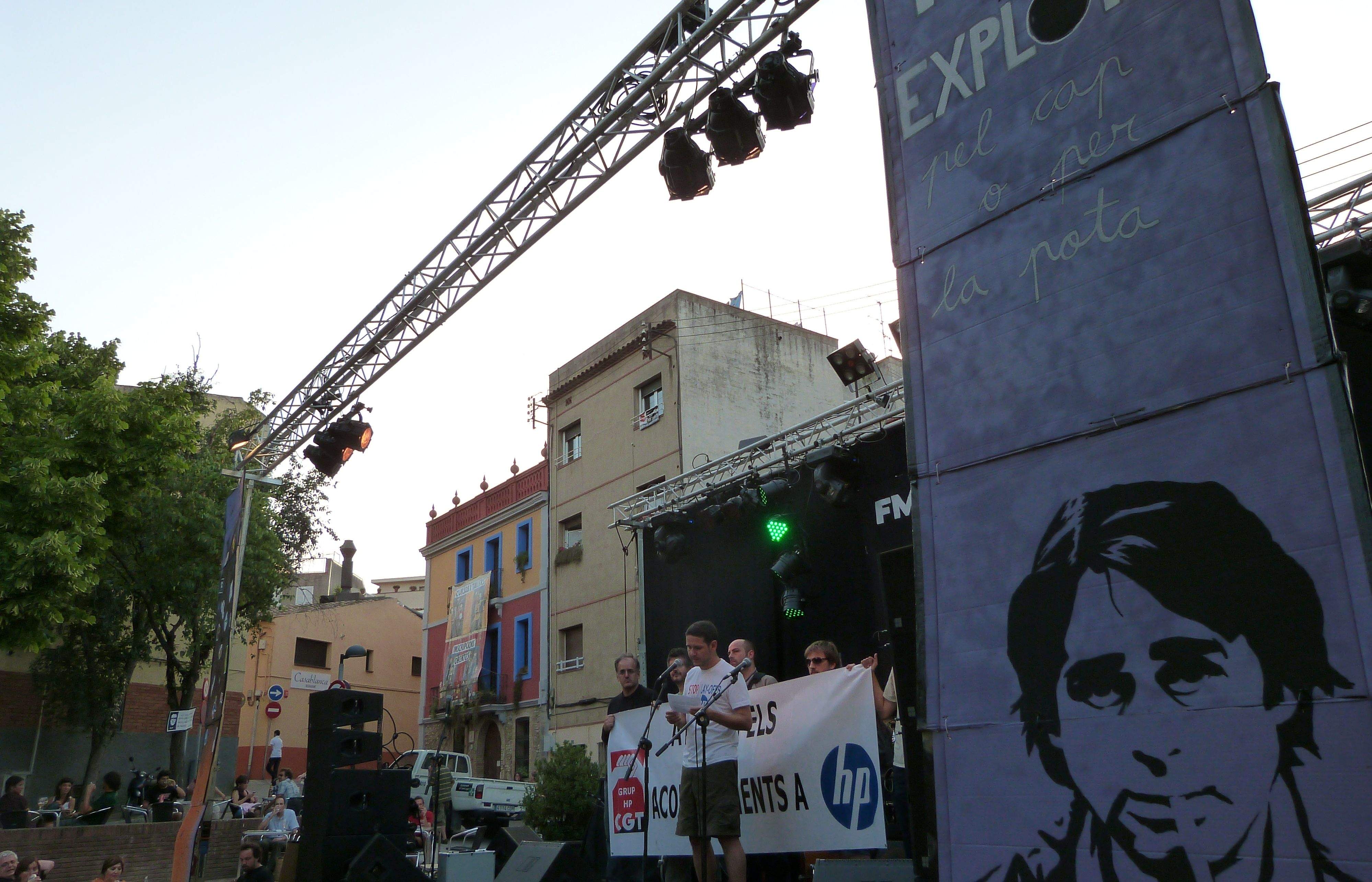 Els treballadors d'HP han protestat contra els acomiadaments per encetar les Festes Majors Alternatives de Sant Cugat. FOTO: Bernat Bella