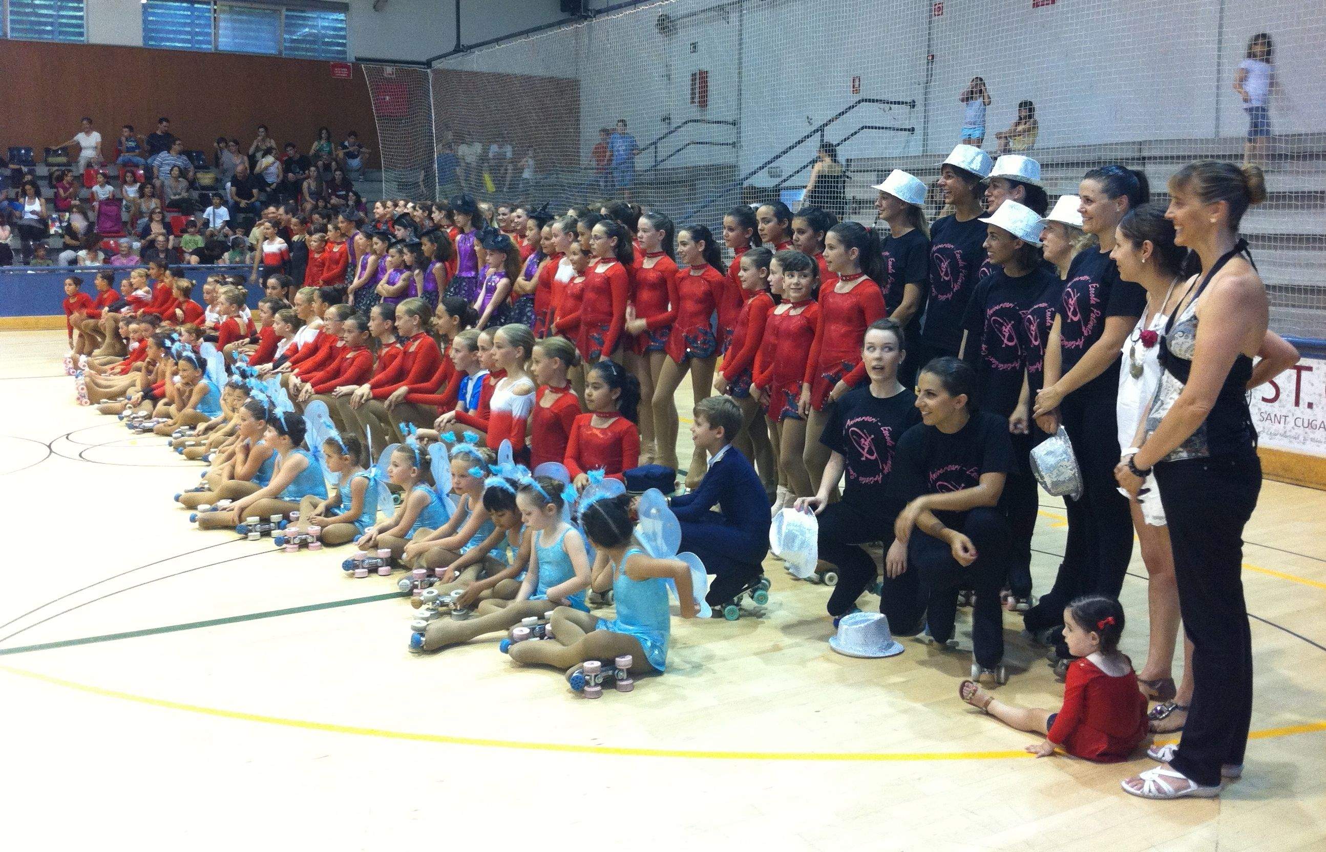 Totes les patinadores participants del Festival de Patinatge Artístic de Festa Major. FOTO: Àlex López Puig