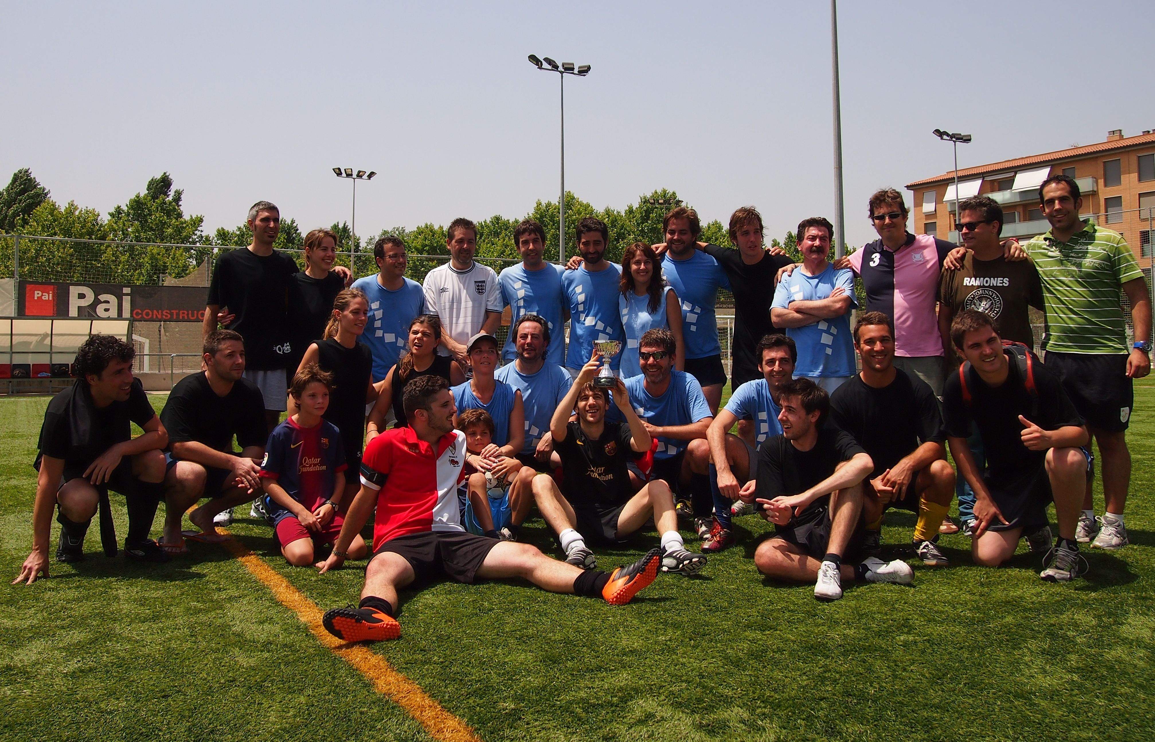 Foto de grup dels polítics i els periodistes després del partit. FOTO: Cinta Caballé