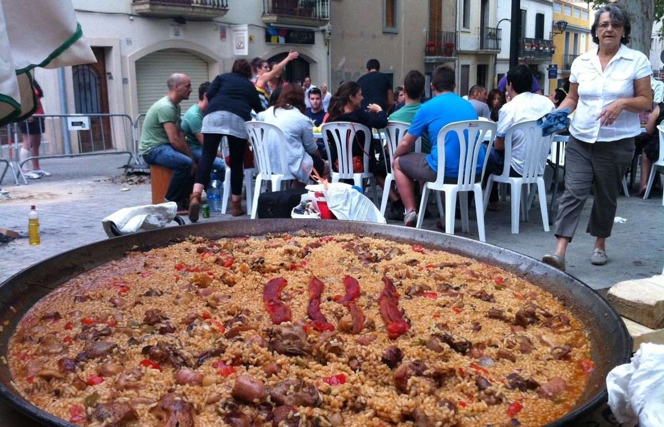 La paella del Bar Segafredo amb una decoració patriòtica feta amb pebrot vermell FOTO: JR Armadàs