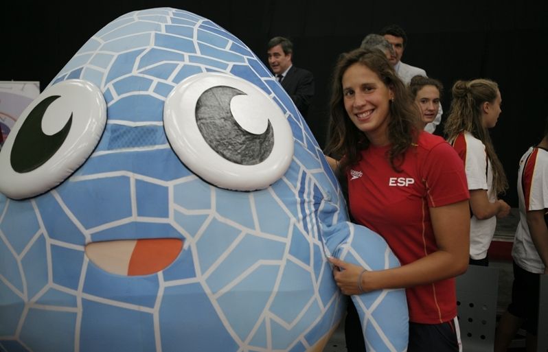 Erika Villaécija, amb la mascota Xop del Mundial de Natació de Barcelona 2013. FOTO: Artur Ribera
