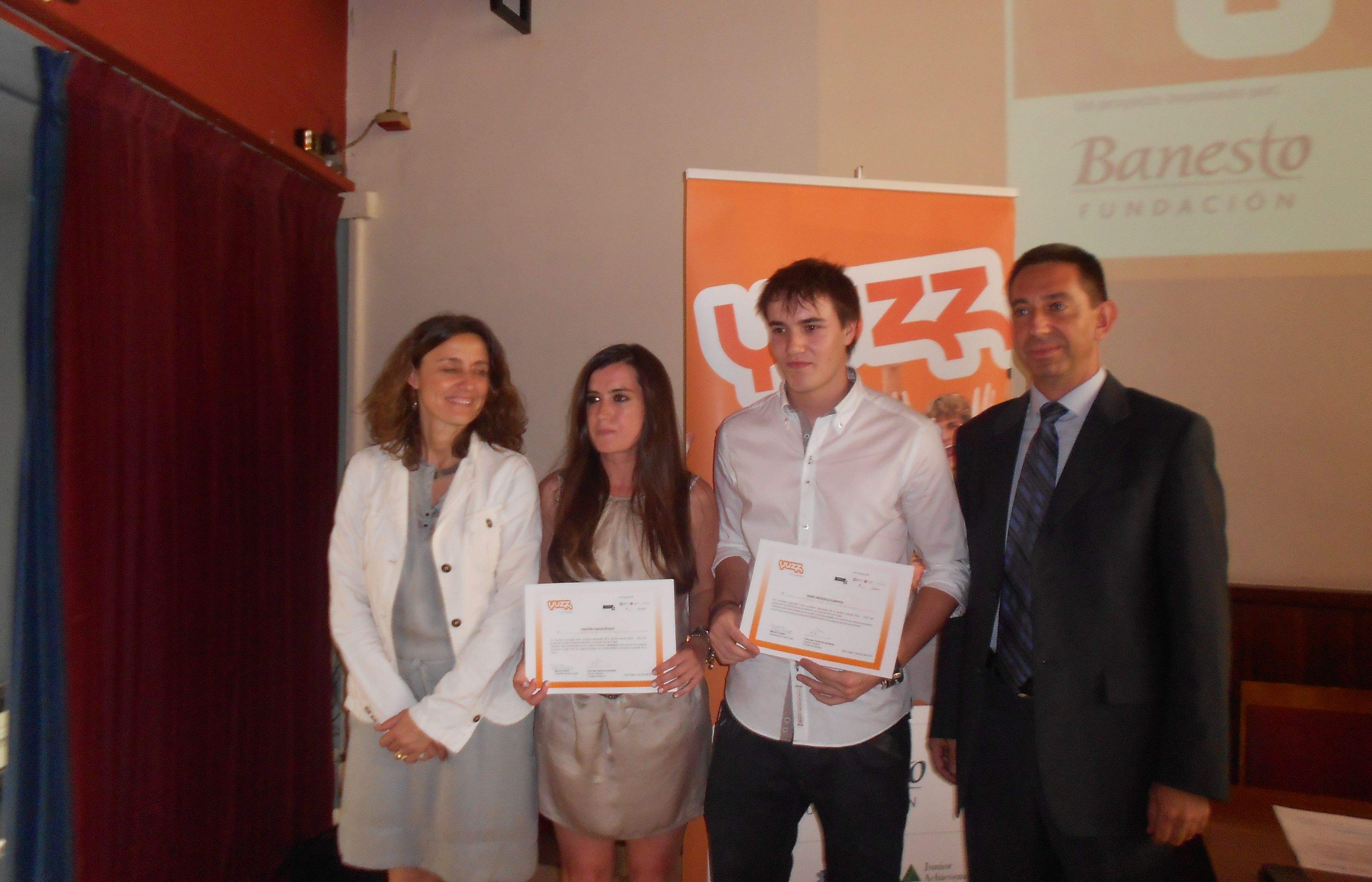 Mercè Conesa i Carles Brugarolas amb la guanyadora Cristina Fargas i el finalista Marc Arderius. FOTO: Alba Guerrero