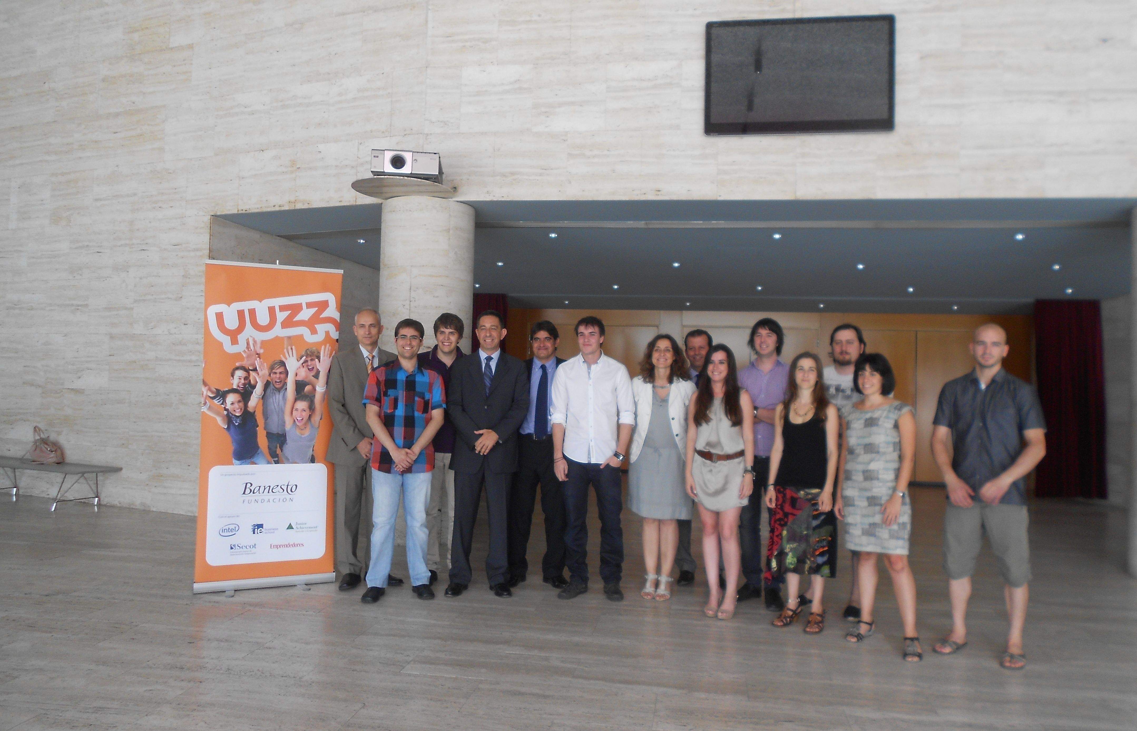 Foto de familia amb la resta de participants d'aquesta edició dels Premis Yuzz, on s'hi han presentat 20 joves de la ciutat. FOTO: Alba Guerrero