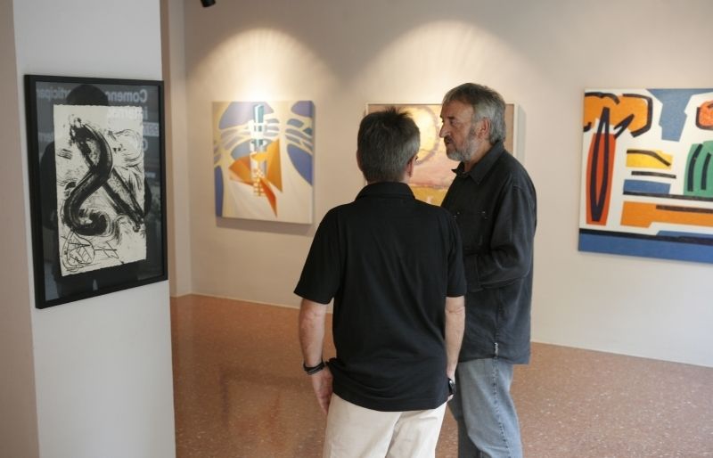 Josep Canals comentant l'exposició amb un visitant. FOTO: Artur Ribera