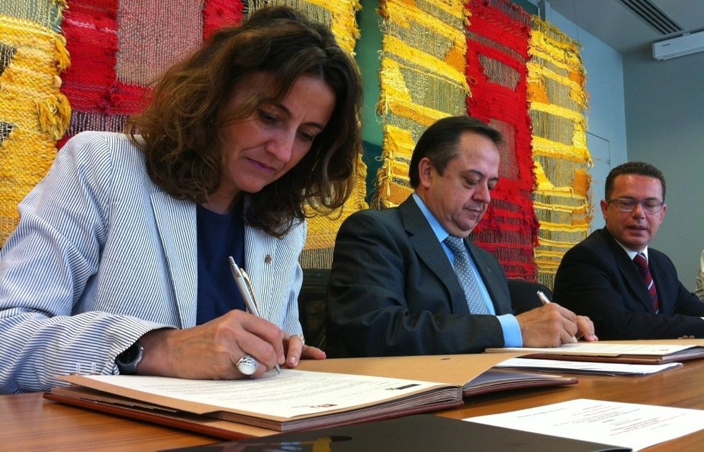 Conesa i Sanromà a l'Ajuntament signant el conveni FOTO: JR Armadàs