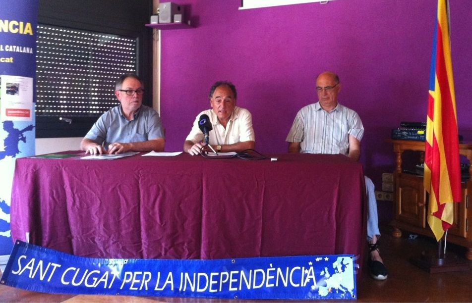 Joan Contijoch explica els actes que organitza Sant Cugat per la Independència FOTO: JR Armadàs