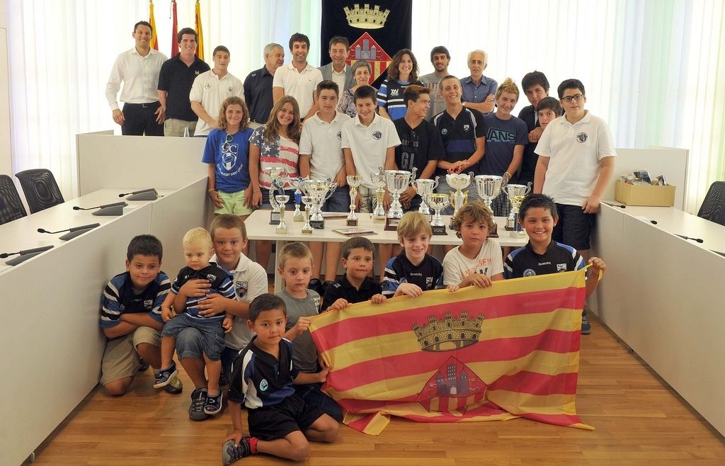 Mercè Conesa amb la delegació del Club Rugby Sant Cugat. FOTO: Localpres