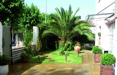 L allar d'avis Mira-sol està en plena natura i envoltada de jardins