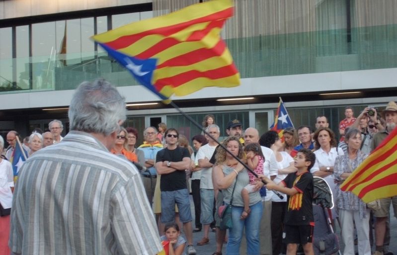 Víctor Alexandre ha llegit el Manifest davant de l'Ajuntament. FOTO: Anna Mira