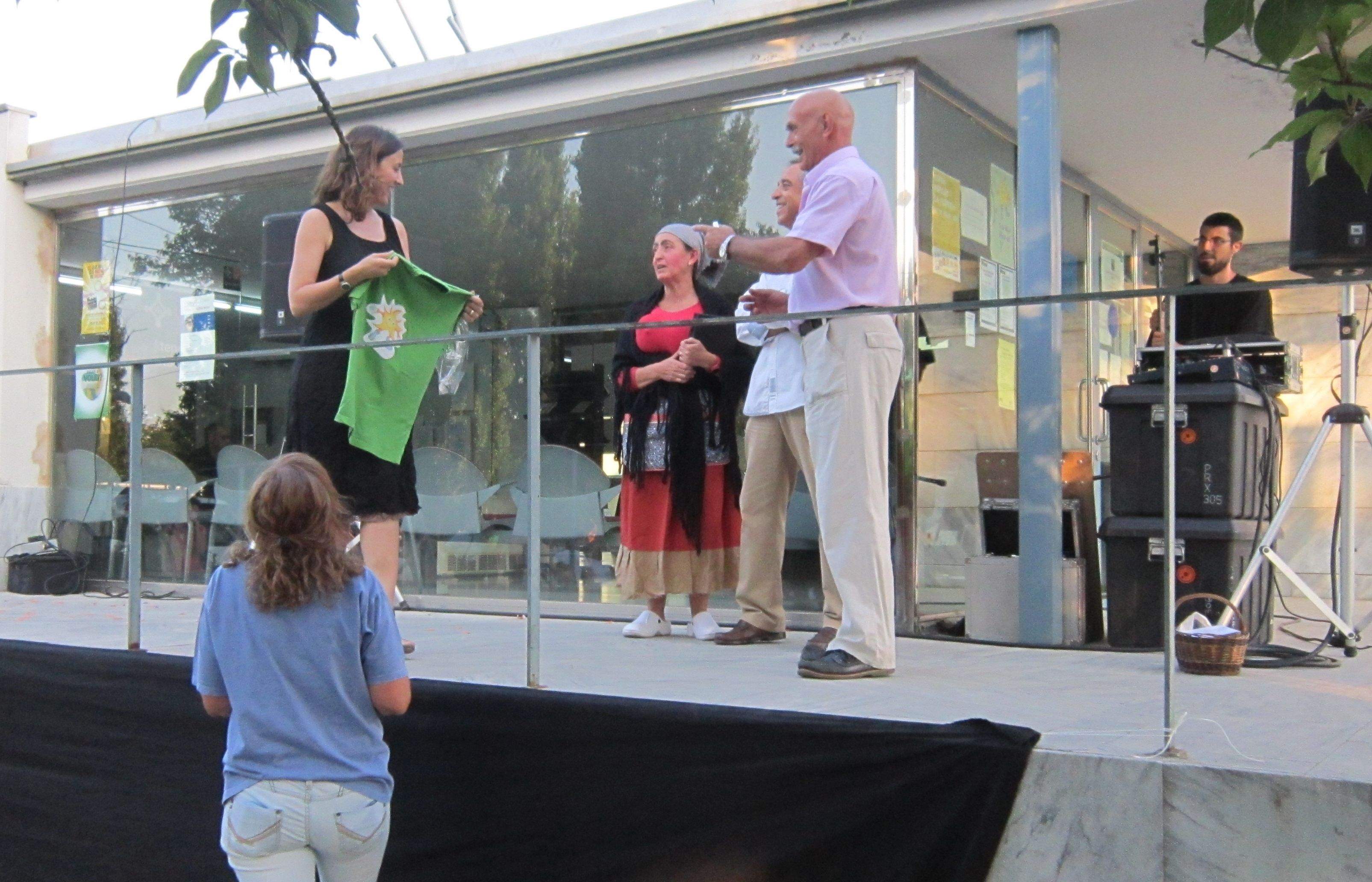 Mercè Conesa i la Galleguiña han dessitjat una Bona Festa Major als ciutadans de Mira-Sol. FOTO: Edurne Garmendia