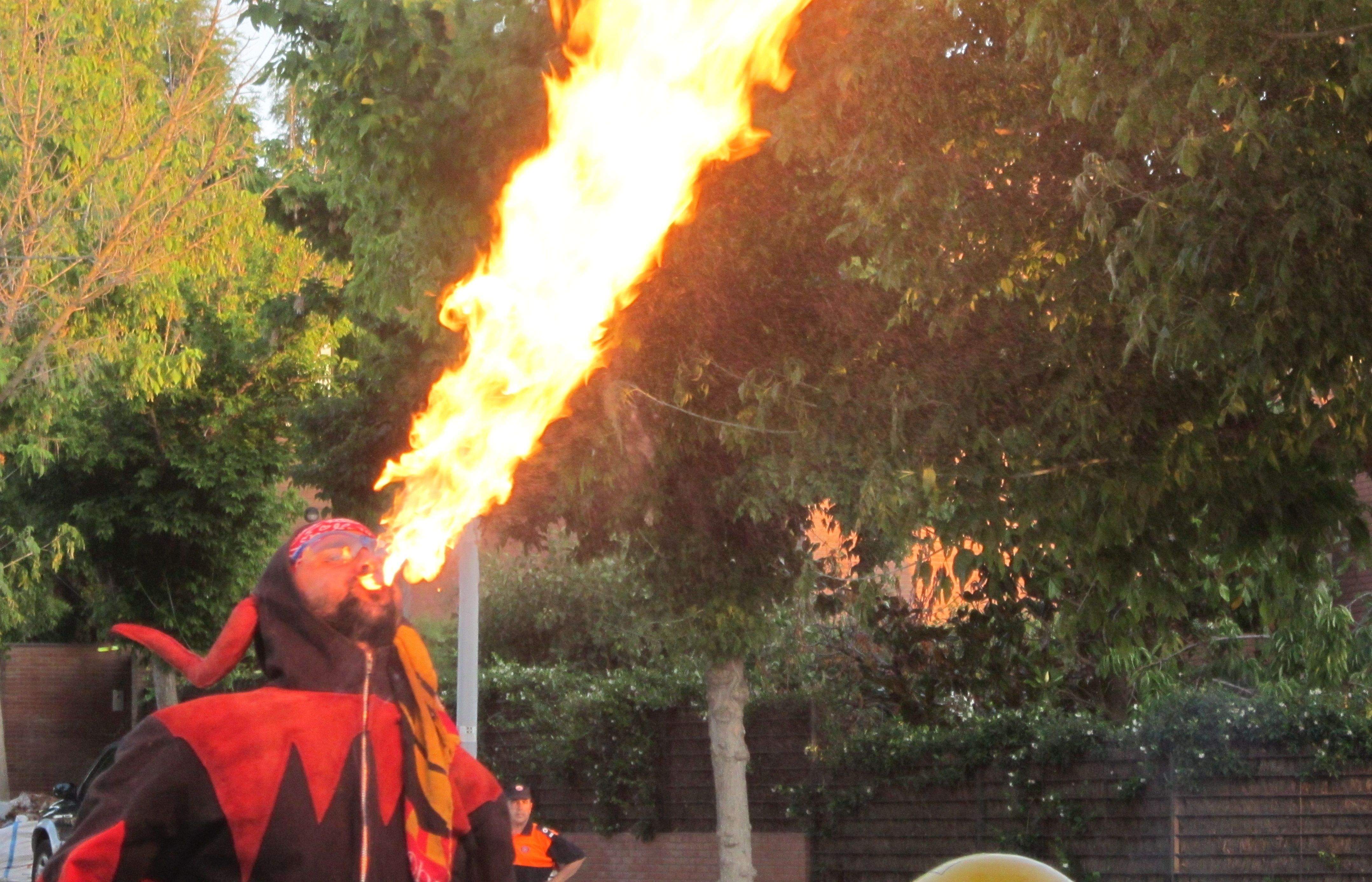 Un diable jugant amb el foc. FOTO: Edurne Garmendia