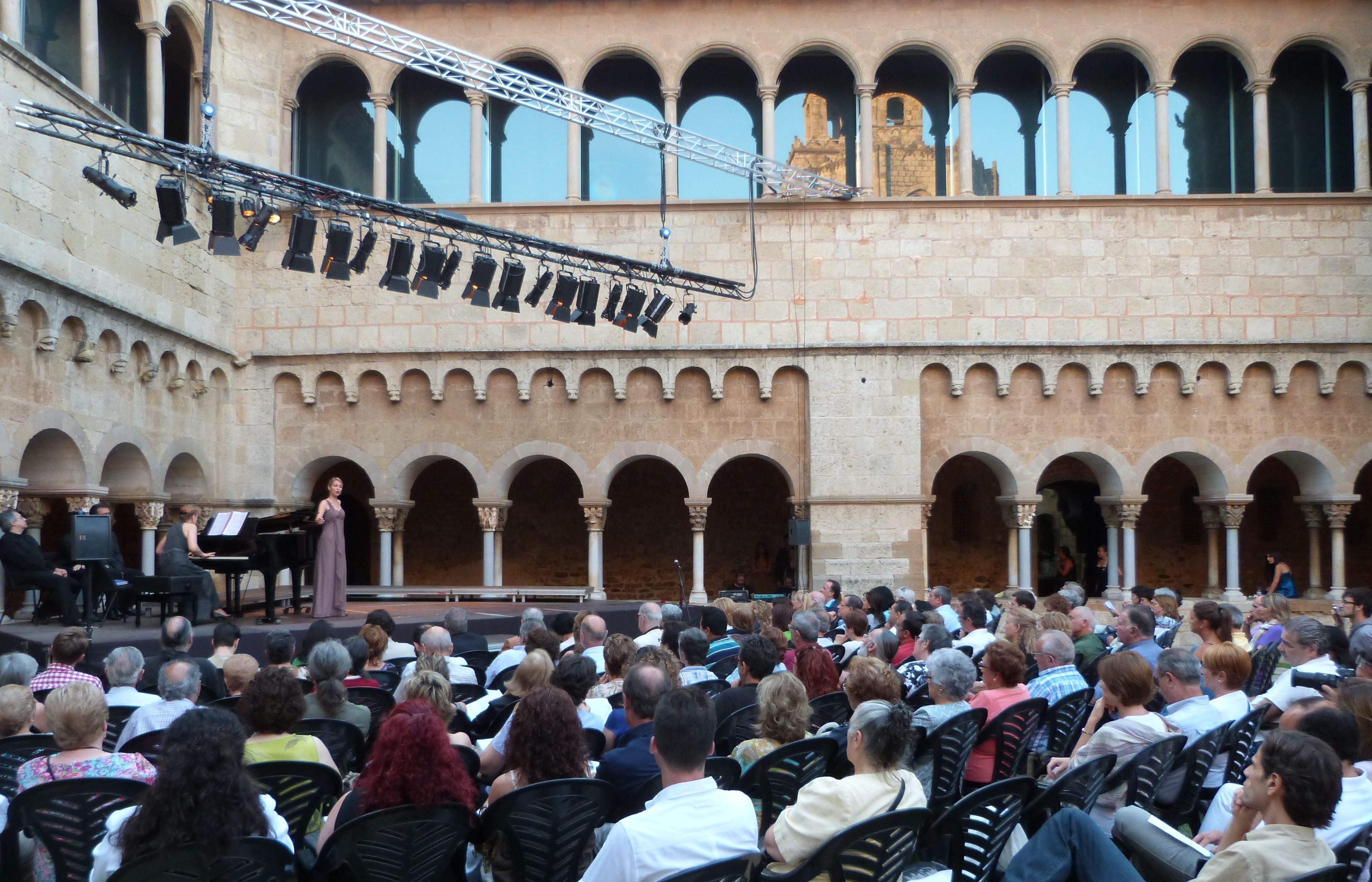 El claustre s'ha omplert per escoltar el concert de cloenda del Curs Internacional de Cant: FOTO: Bernat Bella