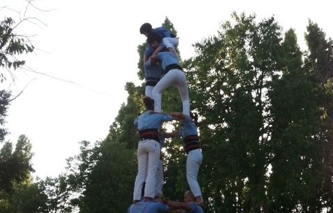 3 de 6 aixecat per sota dels Castellers del Poble Sec. FOTO: Núria Barnils. 
