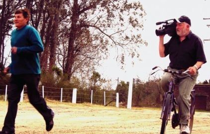 Imatge del documental 'El ambulante', amb Daniel Burmeister gravant sobre una bibicleta. FOTO: Cedida