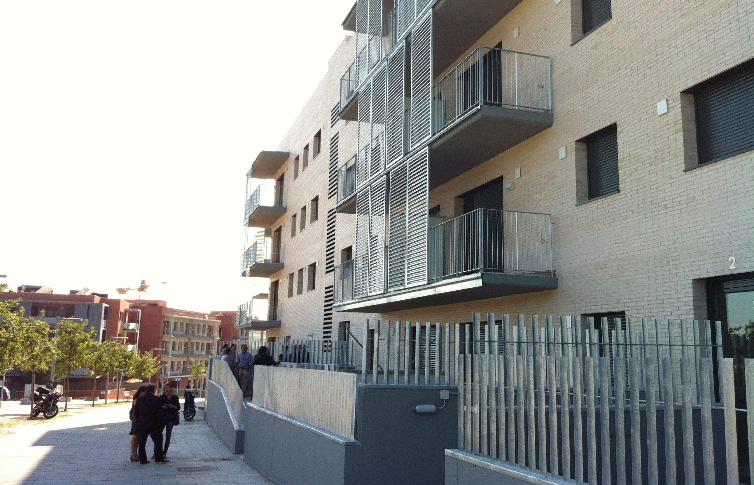 Els pisos estan al carrer Josep Tarradelles, a 300 metres de l'estació de Mira-sol FOTO: JR Armadàs