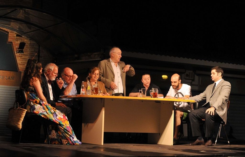 La plaça de Sant Pere es va omplir amb el primer espectacle de les Lectures a la fresca. FOTO: Localpres