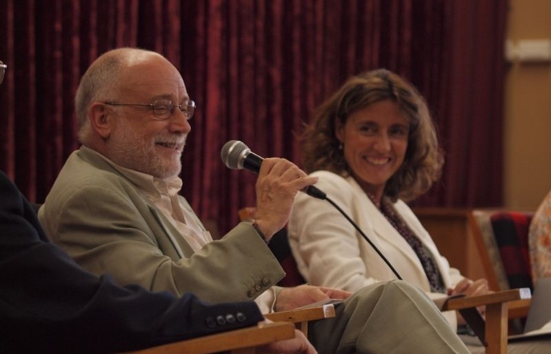 El president d'Unipau, Arcadi Oliveres, i l'alcaldessa, Mercè Conesa, al curs d'estiu del 2011. FOTO: Artur Ribera