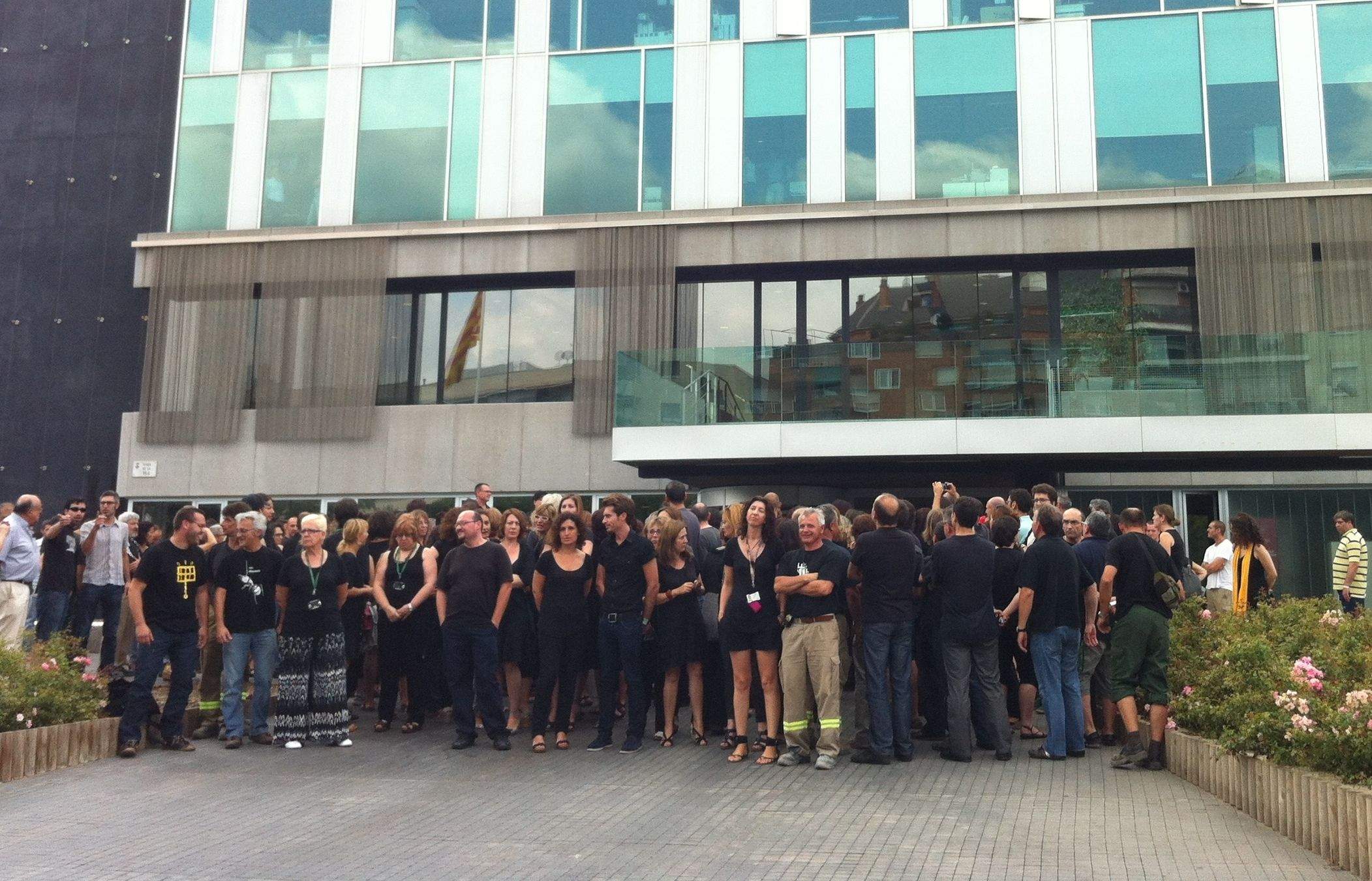 La concentració ha estat a les 12 davant l'Ajuntament FOTO: JR Armadàs