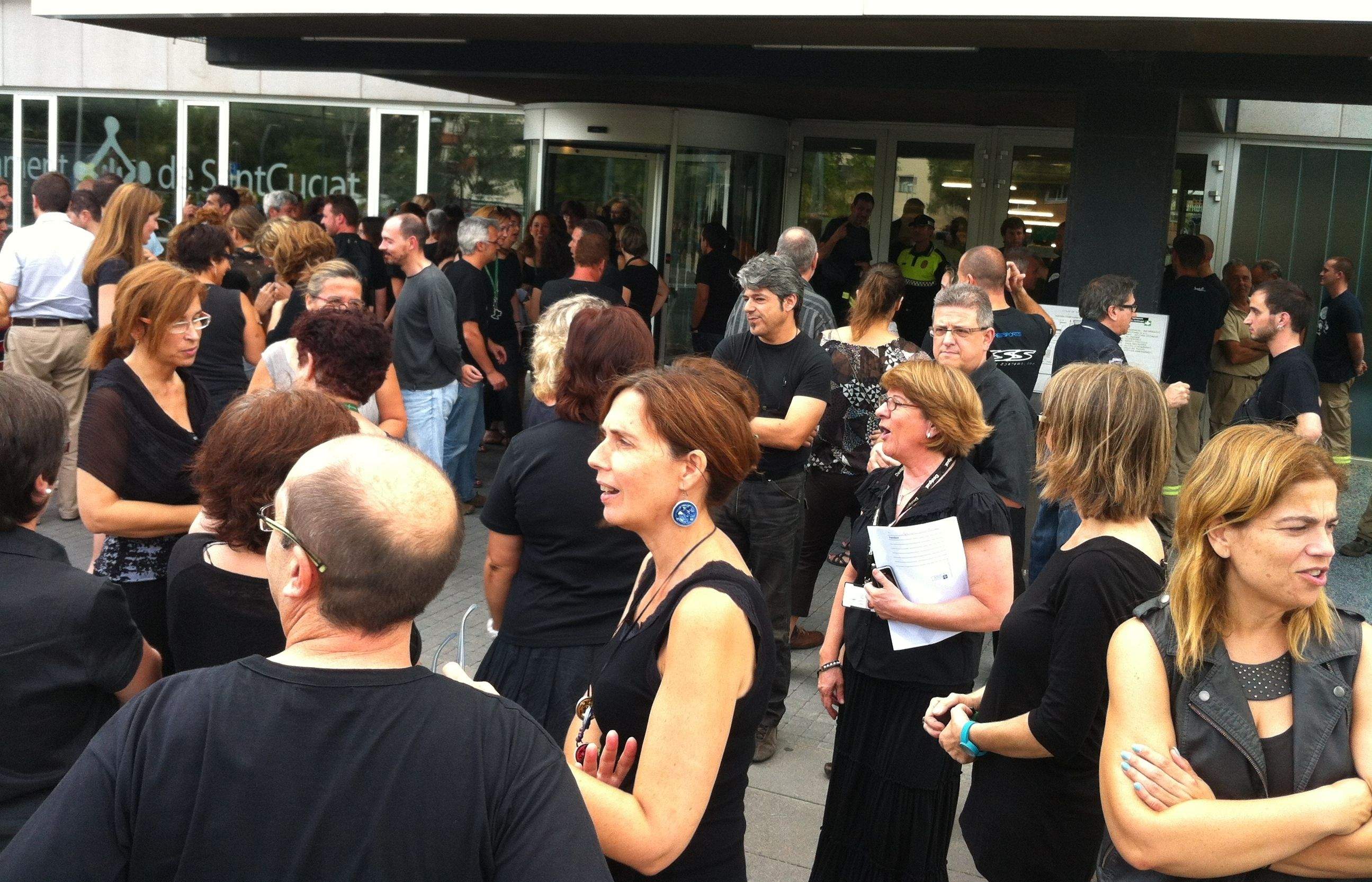 Els manifestats anaven de negre per expressar el dol que provoquen les mesures FOTO: JR Armadàs