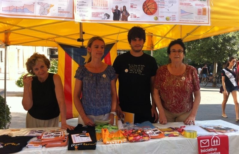 ERC fa campanya al carrer en contra de l'espoli fiscal. FOTO: Anna Mira