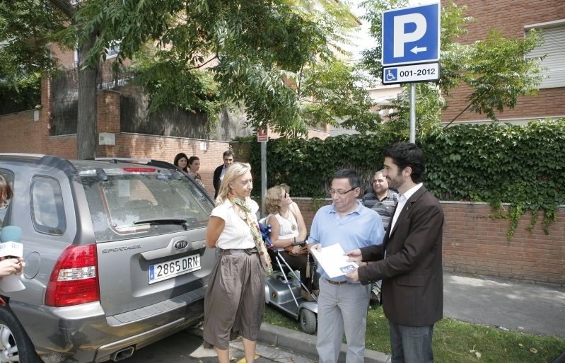 Els regidors de l'Ajuntament entreguen la primera llicència d'aparcament personalitzat per persones amb mobilitat reduïda. FOTO: Artur Ribera