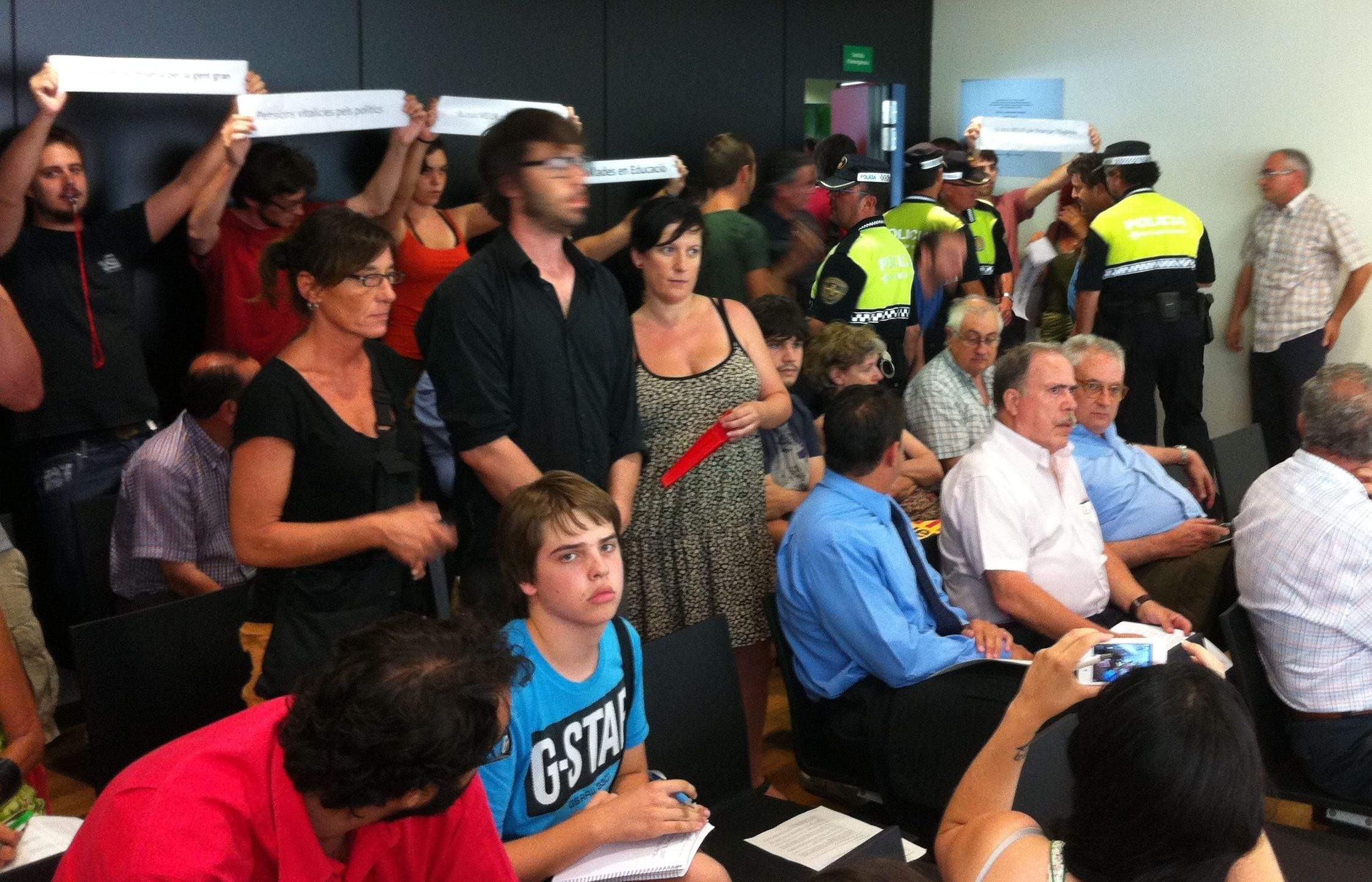 La policia ha escortat els protestants fora del Ple FOTO: JR Armadàs