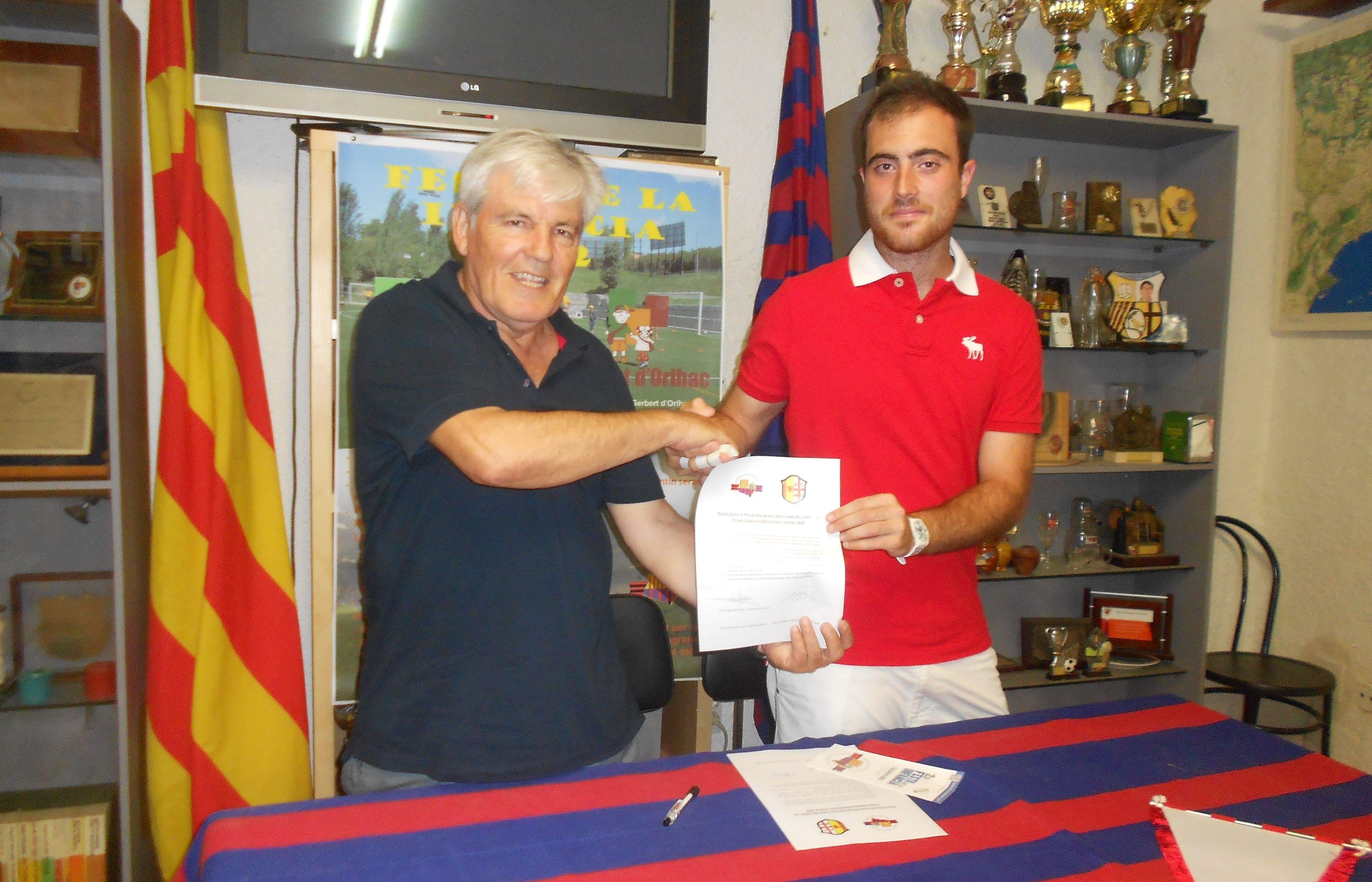 Els presidents de les dues penyes, Josep Maria Félez i Miguel Molina, amb l'acord del seu agermanament. FOTO: Alba Guerrero