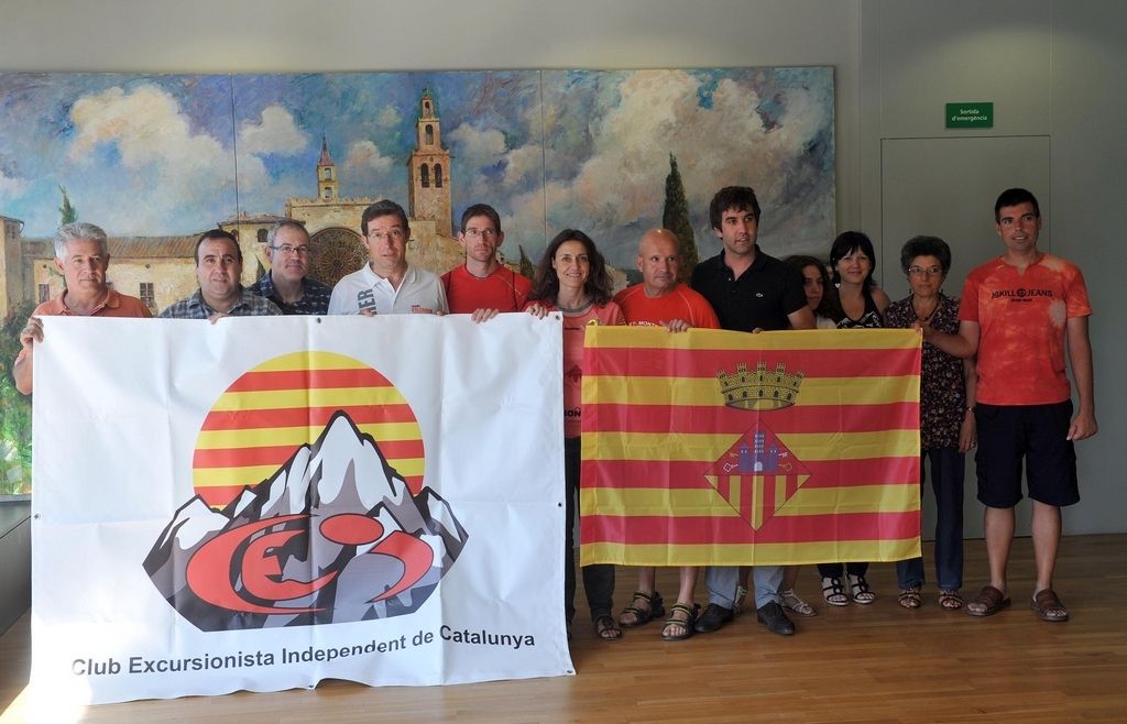 Fotografia de família amb una pancarta del CEI i la bandera de Sant Cugat. FOTO: Localpres
