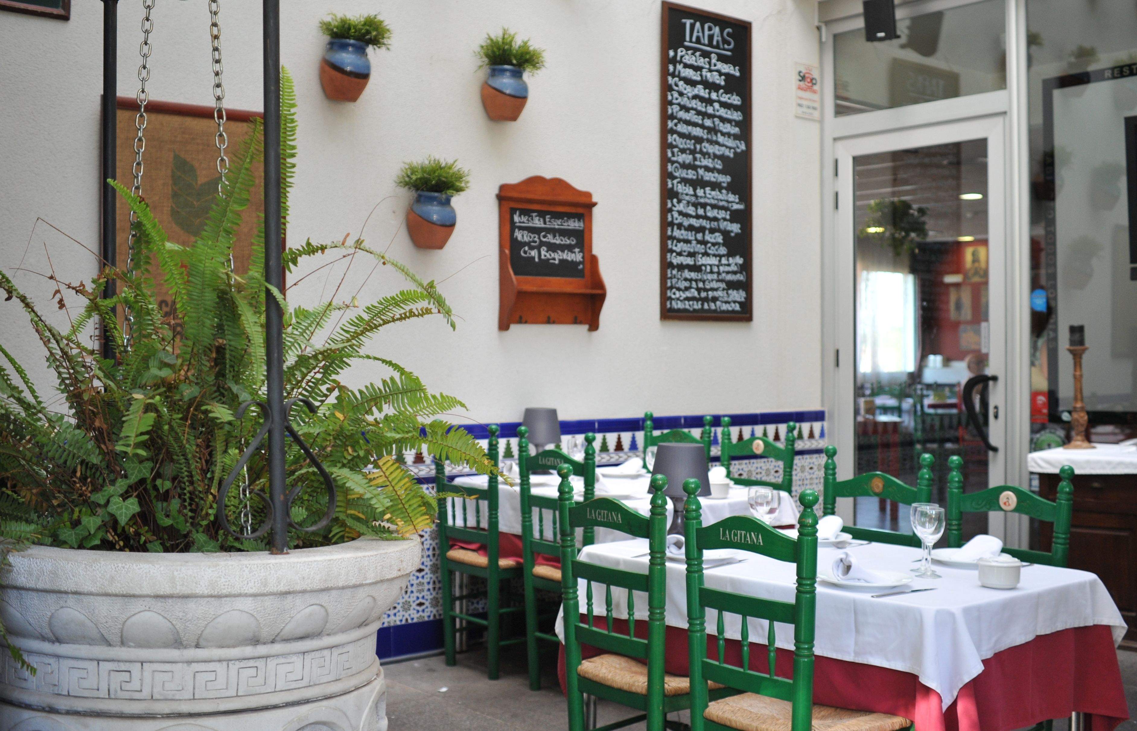 Àmplia terrassa. Menjador privat. Menús per a grups