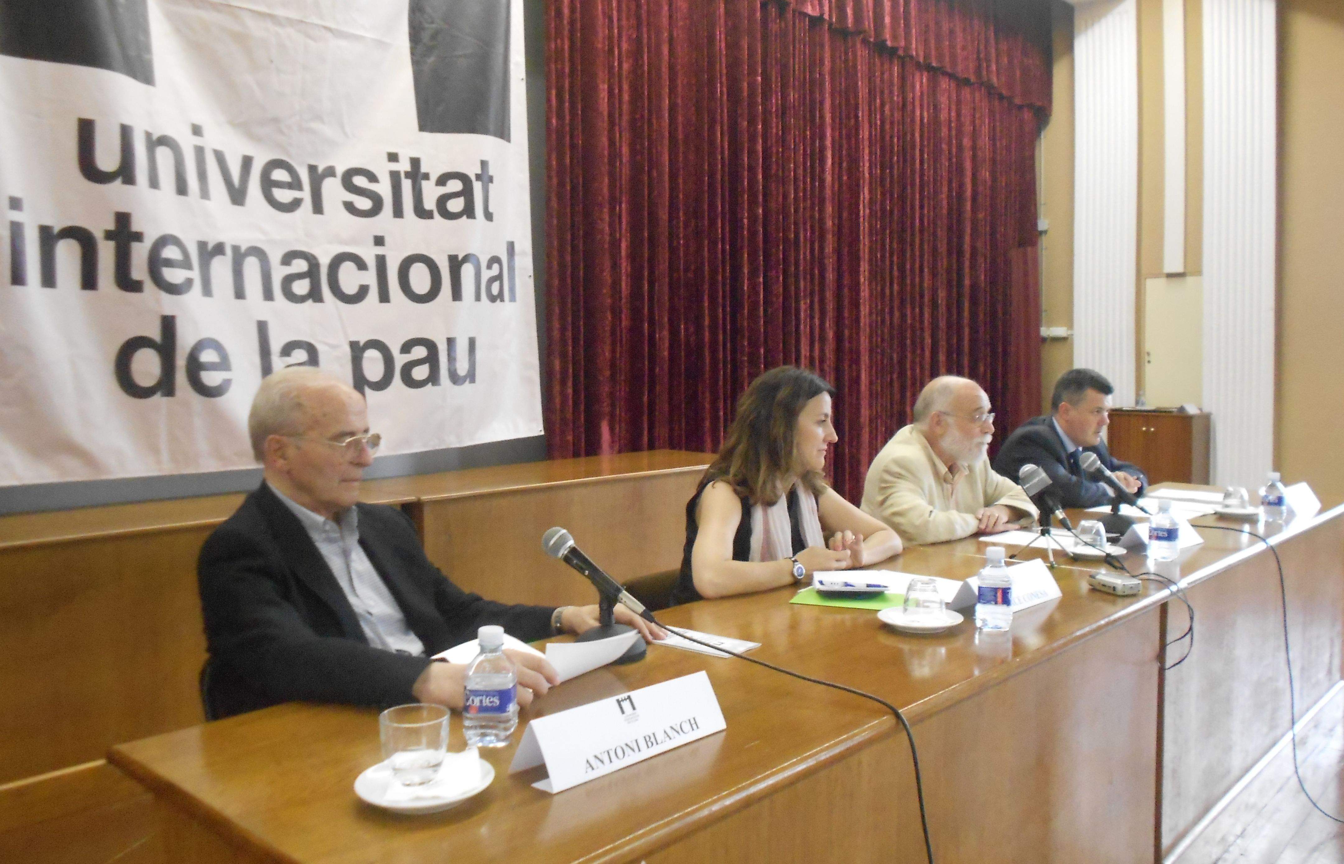 D'esquerra a dreta, Antoni Blanch, Mercè Conesa, Arcadi Oliveres i Carles Llorens. FOTO: Alba Guerrero