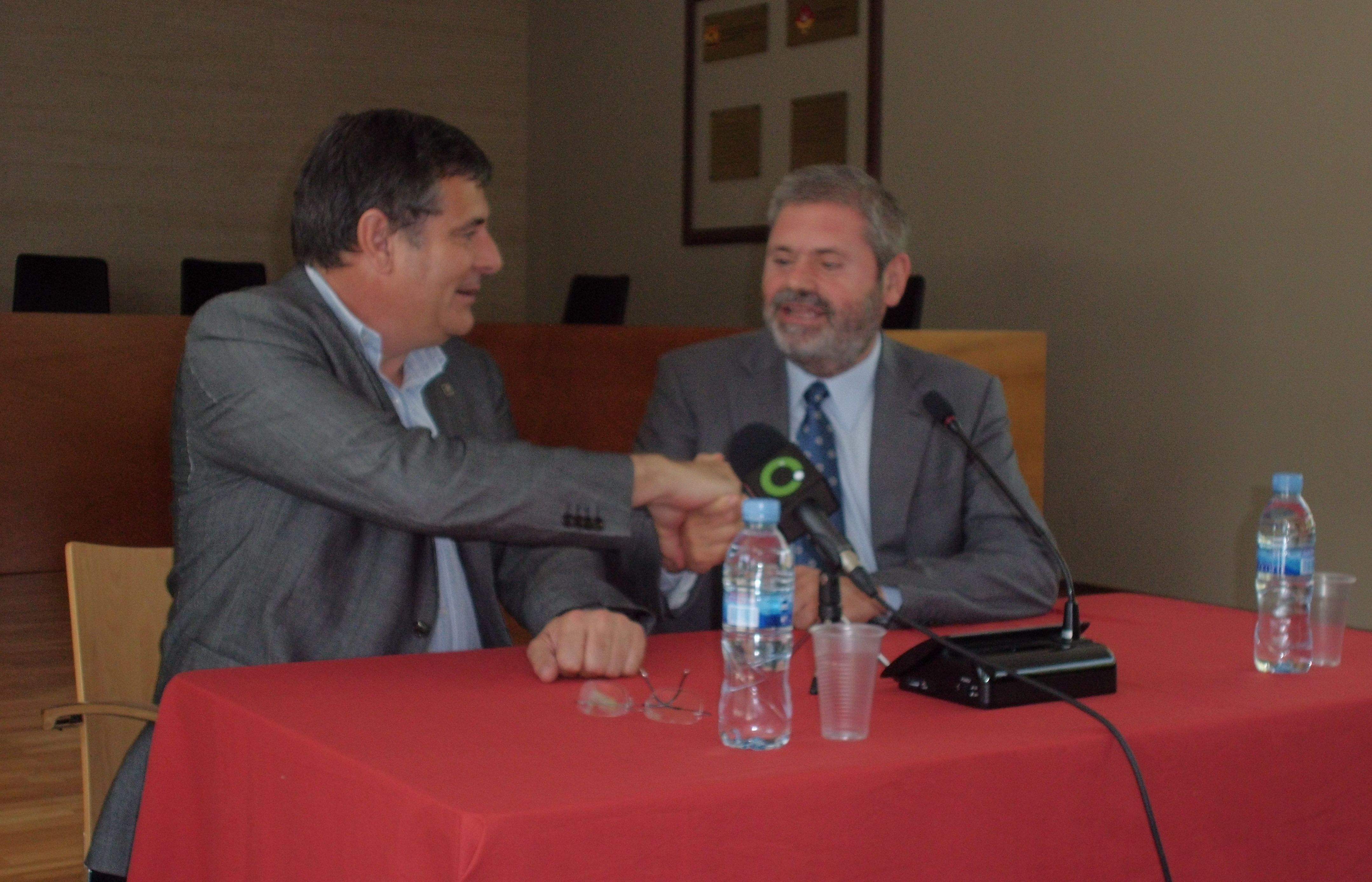 Josep Puig i Miquel Duran durant la signatura del conveni. FOTO: Edurne Garmèndia