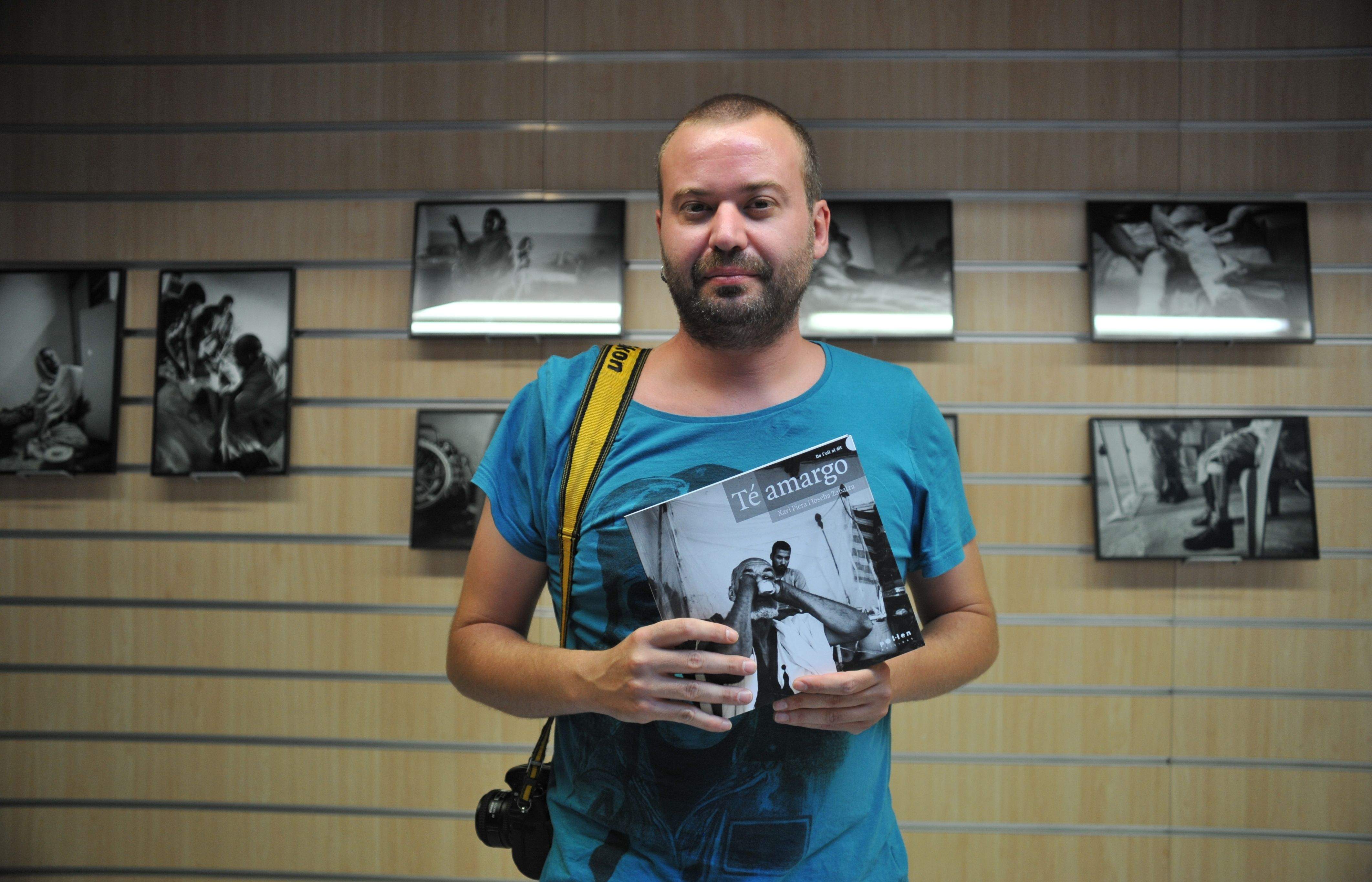 El fotodocumentalista Xavi Piera amb el llibre. FOTO: Amanda Bernal