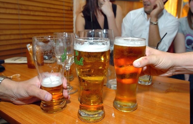 La comunitat d'Alcohòlics Anònims de Sant Cugat explicarà què és i com treballen per aconseguir deixar la beguda. FOTO: Arxiu