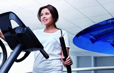 Lús dels braços en els bastons de la bicicleta el·líptica fa treballar el tren superior, i es millora així lactivitat en tot el cos 