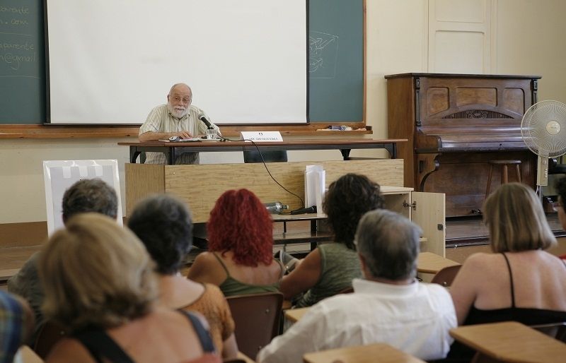 Arcadi Oliveres fent la darrera ponència del curs d'estiu. FOTO: Artur Ribera